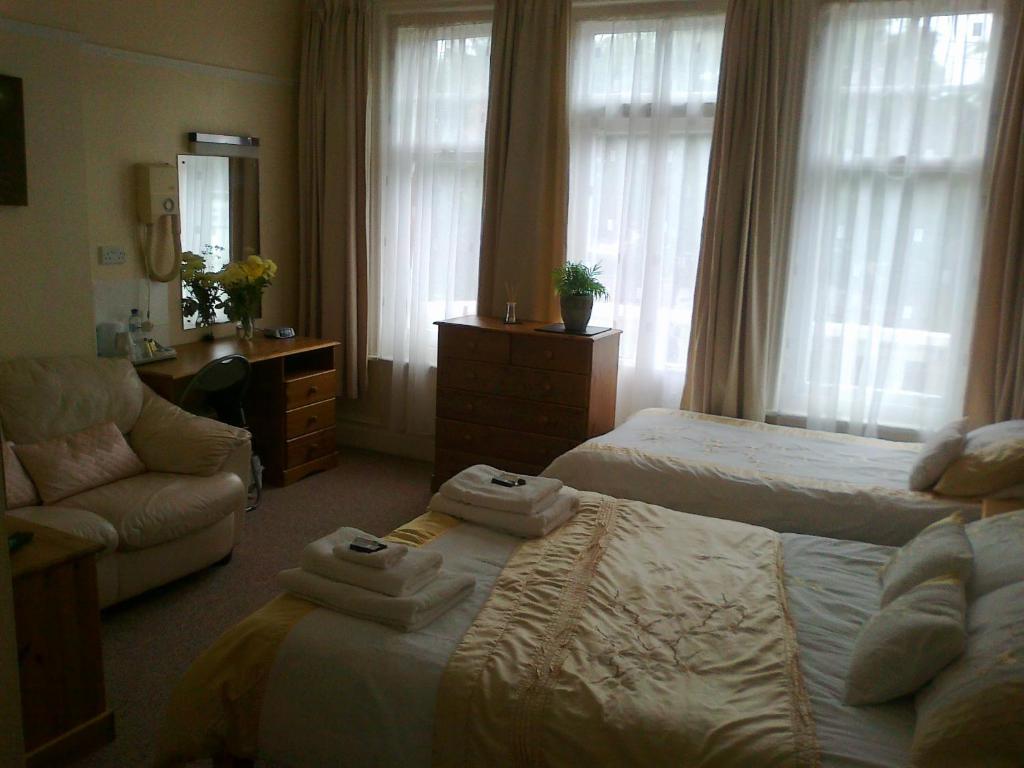 Kingsley Hotel - Family Room (2 Adults + 2 Children)