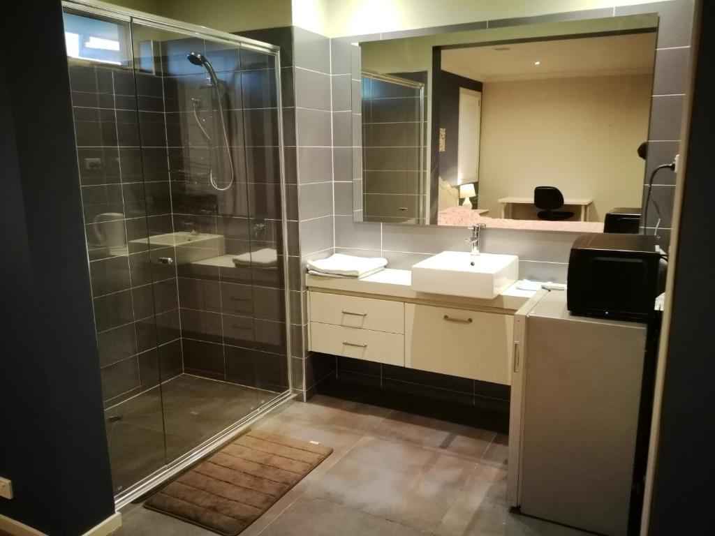 庫克角的住宿－幸運旅館，带淋浴和盥洗盆的浴室