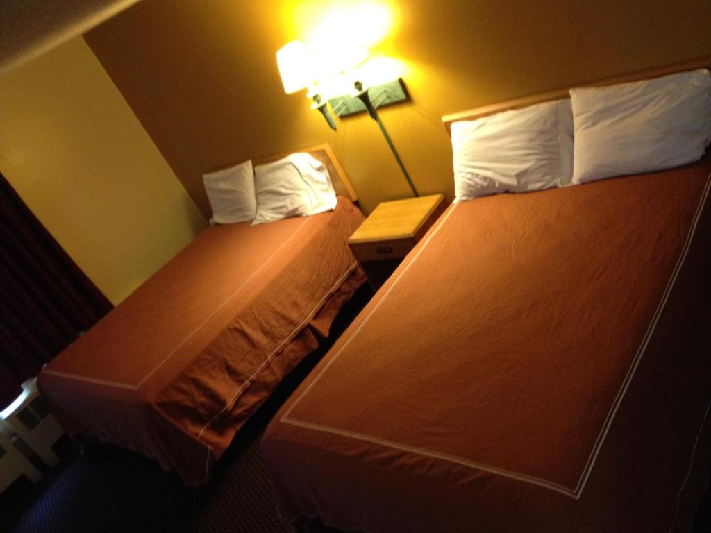 Postel nebo postele na pokoji v ubytování Caravan Motel