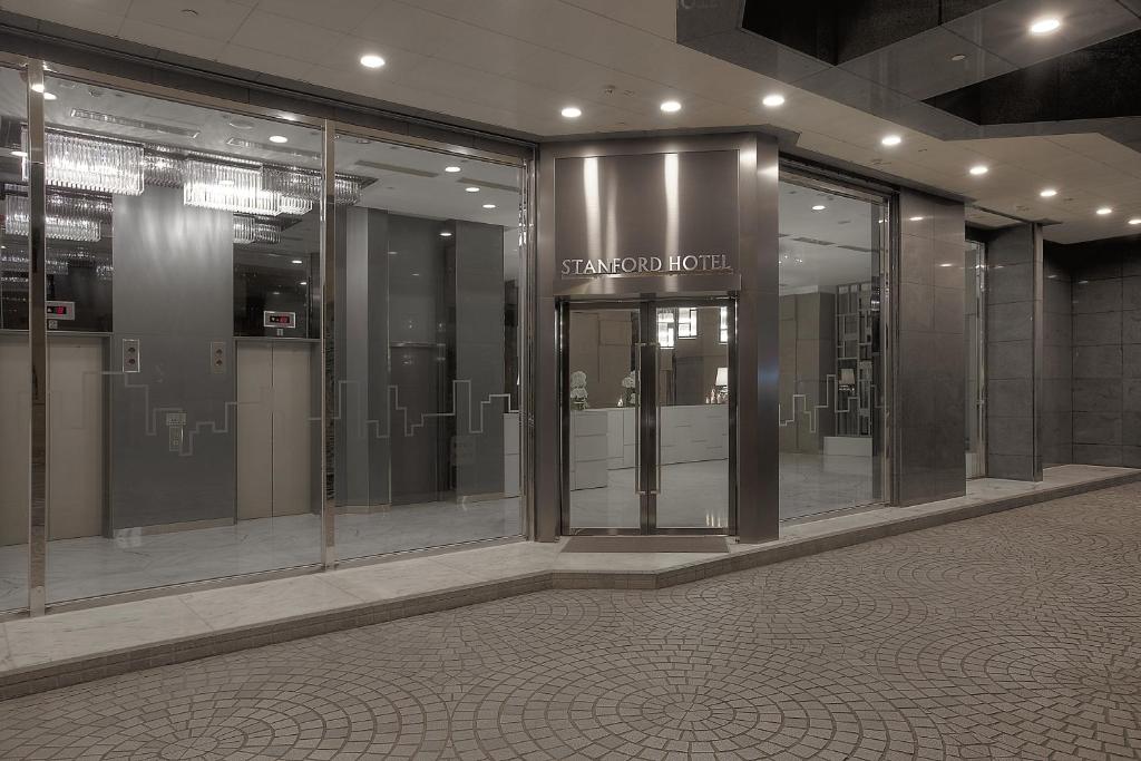 فندق ستانفورد هونغ كونغ في هونغ كونغ: مجموعة أبواب زجاجية في مبنى