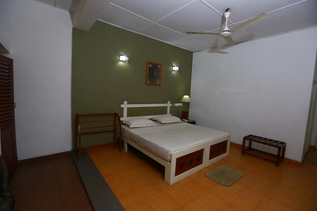 Postel nebo postele na pokoji v ubytování Peradeniya Rest House