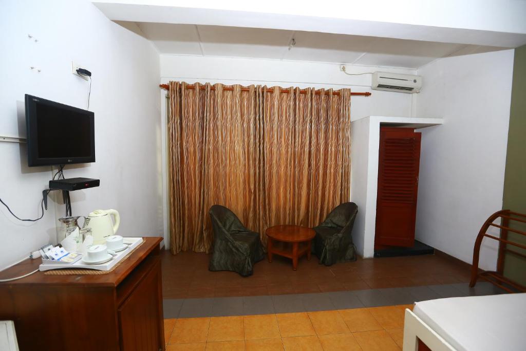 TV a/nebo společenská místnost v ubytování Peradeniya Rest House