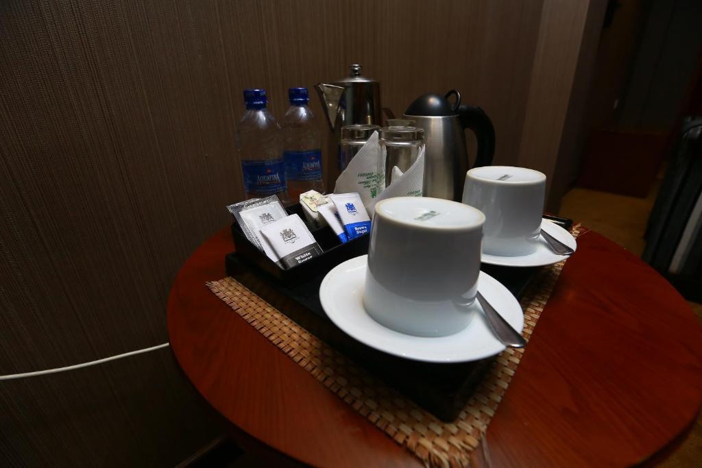 Příslušenství pro přípravu čaje a kávy v ubytování Peradeniya Rest House
