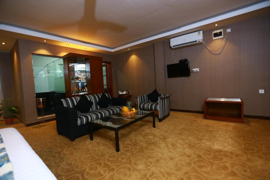 TV a/nebo společenská místnost v ubytování Peradeniya Rest House