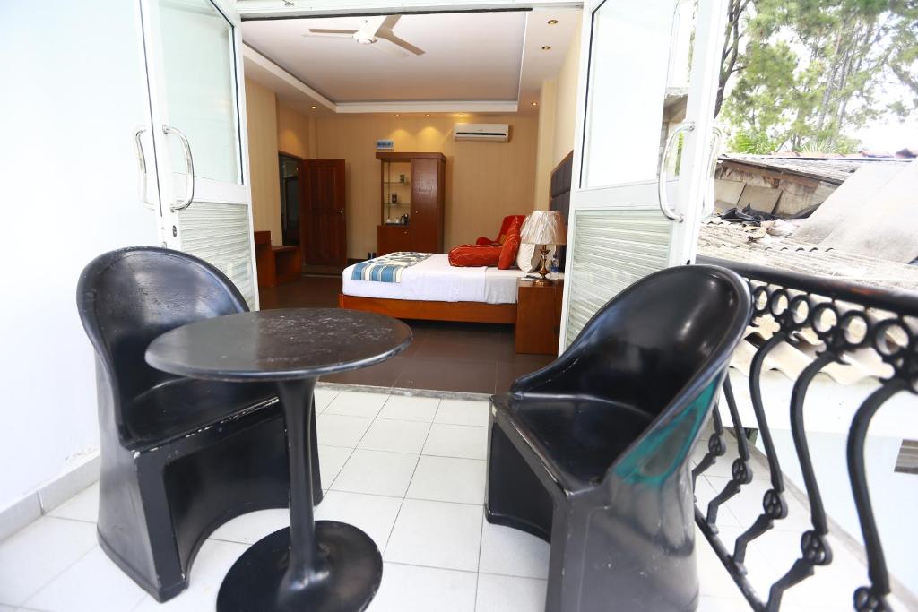 Postel nebo postele na pokoji v ubytování Peradeniya Rest House