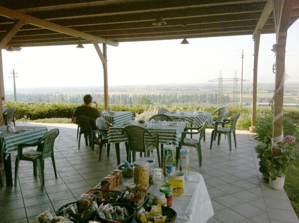 un gruppo di tavoli e sedie su un patio di Le Bianchette Agriturismo e Fattoria Didattica a Sommacampagna