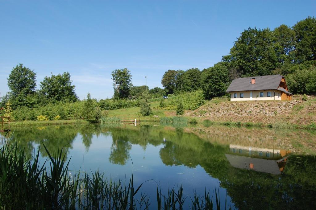 una casa a orillas de un río con una casa en Rekreační chata Karasín, en Karasín