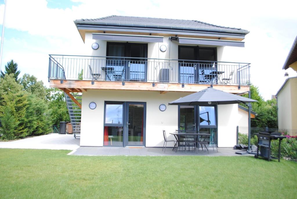 Cette maison dispose d'un balcon avec des tables et un parasol. dans l'établissement Cosy Corner, à Colmar