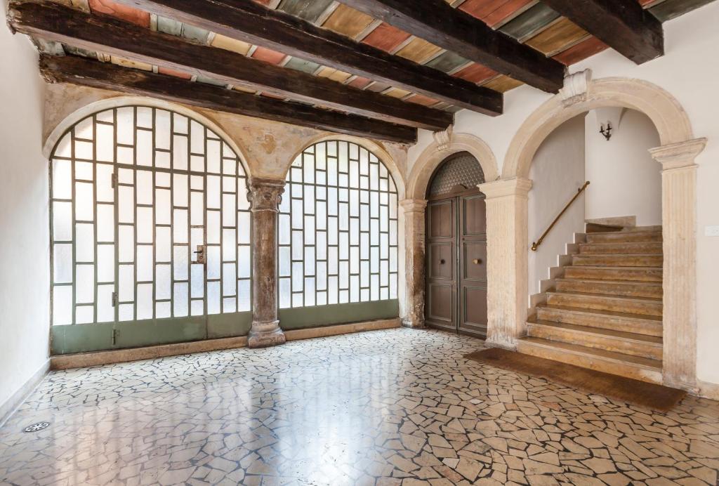 pusty pokój z dużymi drzwiami i schodami w obiekcie Suite al Vecchio Castello w Weronie