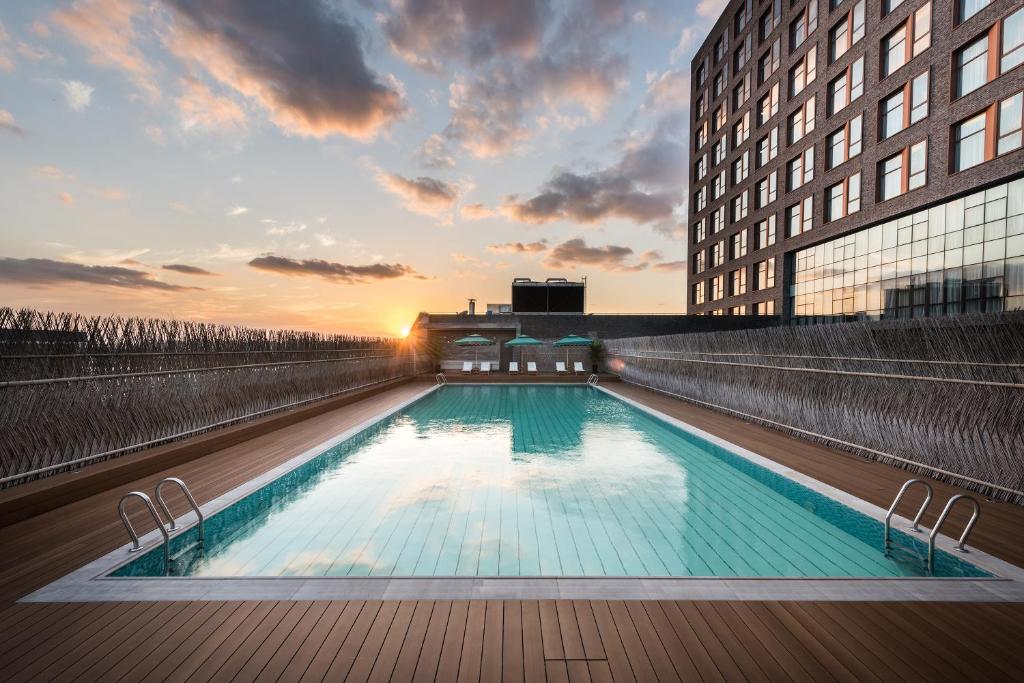 Bazén v ubytování Novotel Shanghai Clover nebo v jeho okolí