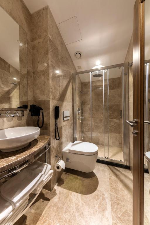 A bathroom at Endless Art Hotel-Special Category