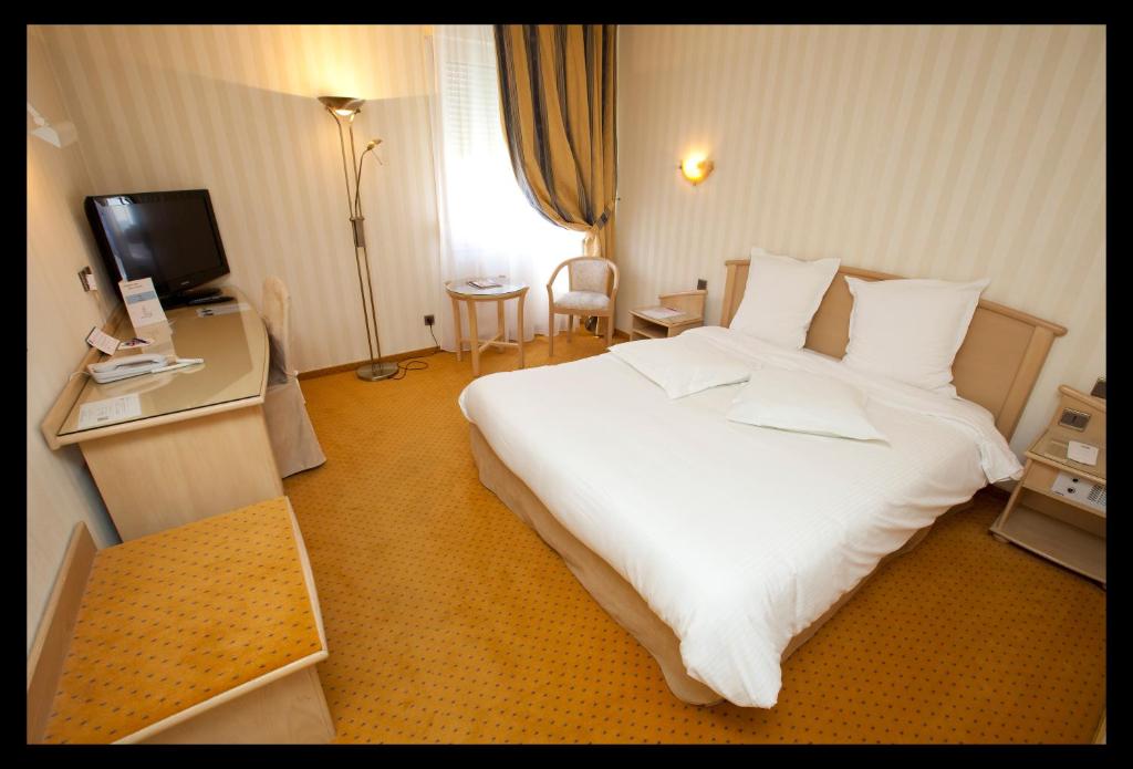Best Western Plus La Fayette Hotel et SPA tesisinde bir odada yatak veya yataklar