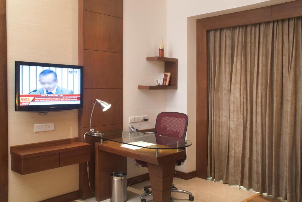 TV a/nebo společenská místnost v ubytování Savoy Suites Greater Noida