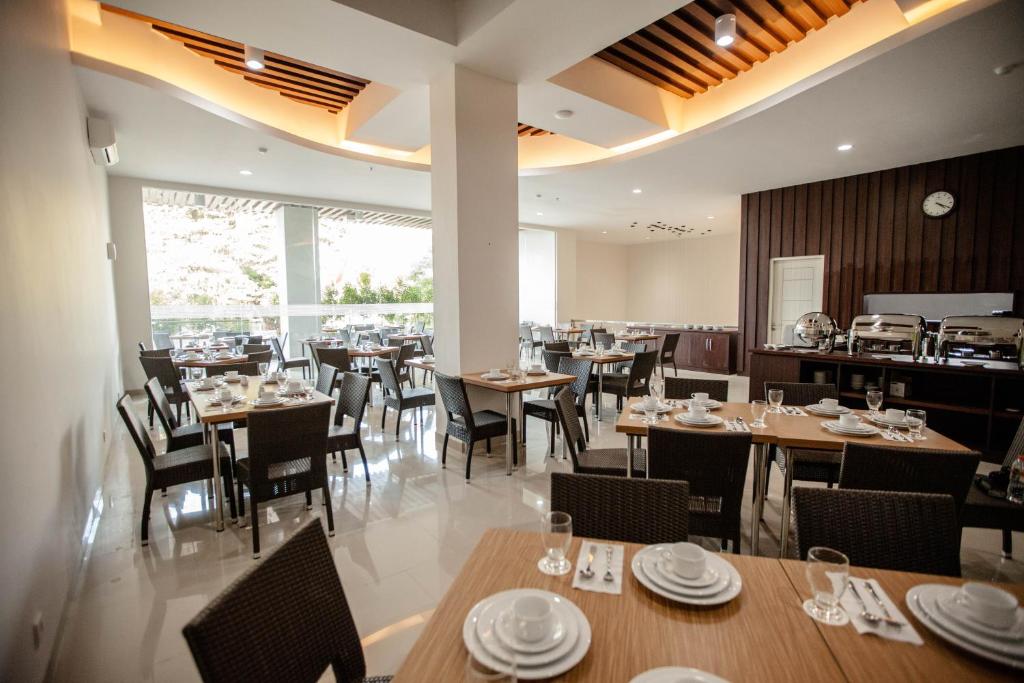 ห้องอาหารหรือที่รับประทานอาหารของ Whiz Prime Hotel Sudirman Makassar