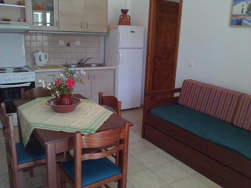 kuchnia ze stołem z miską kwiatów w obiekcie Agnanti Apartments w mieście Vathi