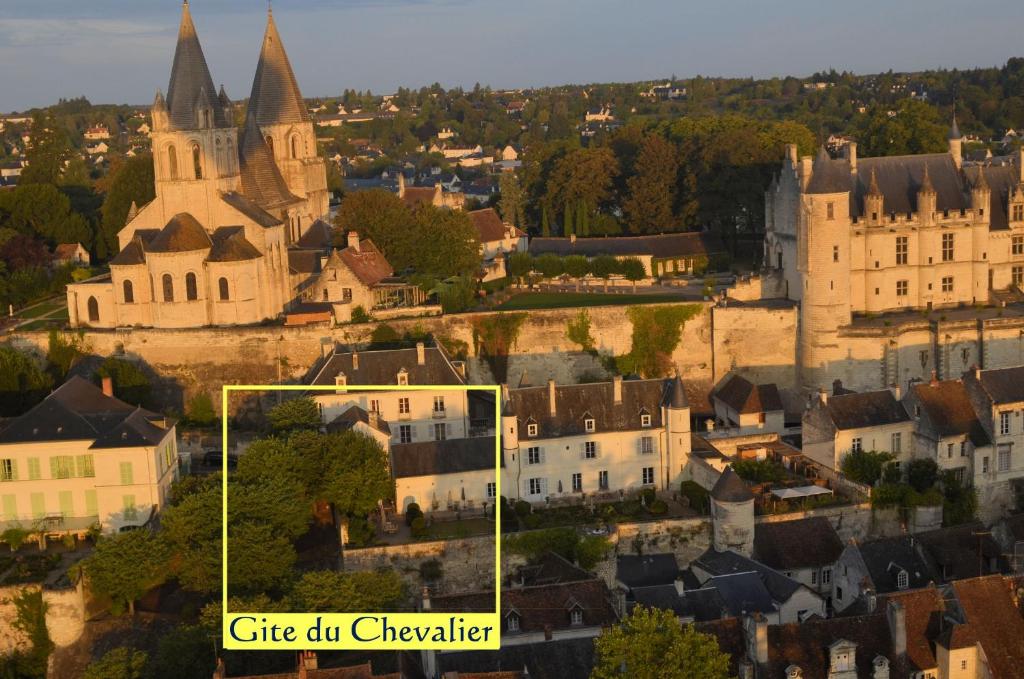 - une vue aérienne sur une ville et un château dans l'établissement Le Gite du Chevalier, à Loches