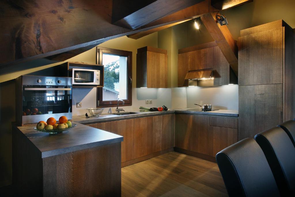 Résidence Les Arolles by Les Etincelles - Six-Bedroom Apartment (12 Adults)
