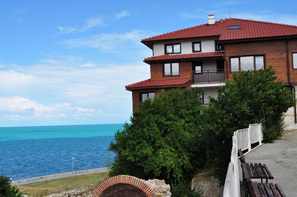 uma casa com vista para o oceano em Villa Elea em Nessebar