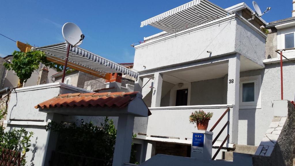 Casa blanca con satélite en Apartments Princip en Orlec