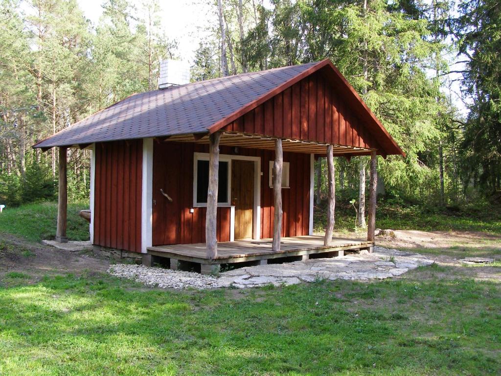 a small building with a porch in the grass at Kipi-Koovi Holiday Centre in Kipi