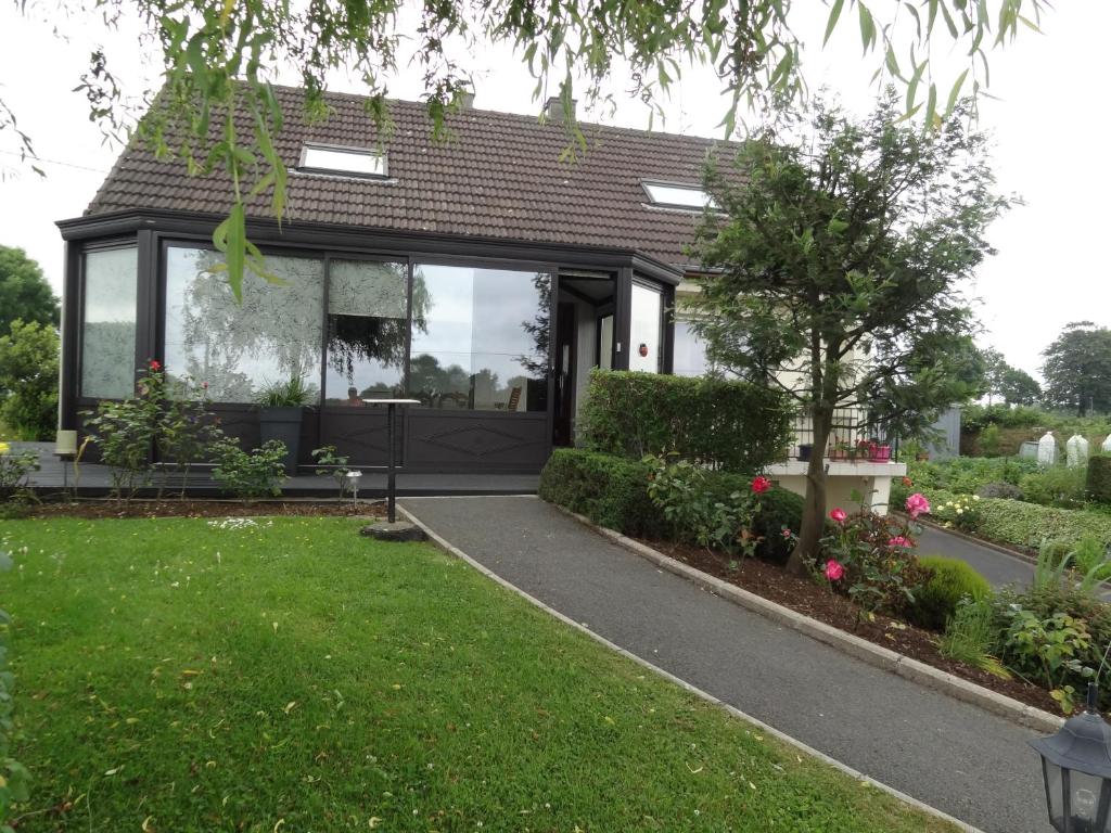 a home with a black and white at les Voiries chambres d'hotes in Fleury