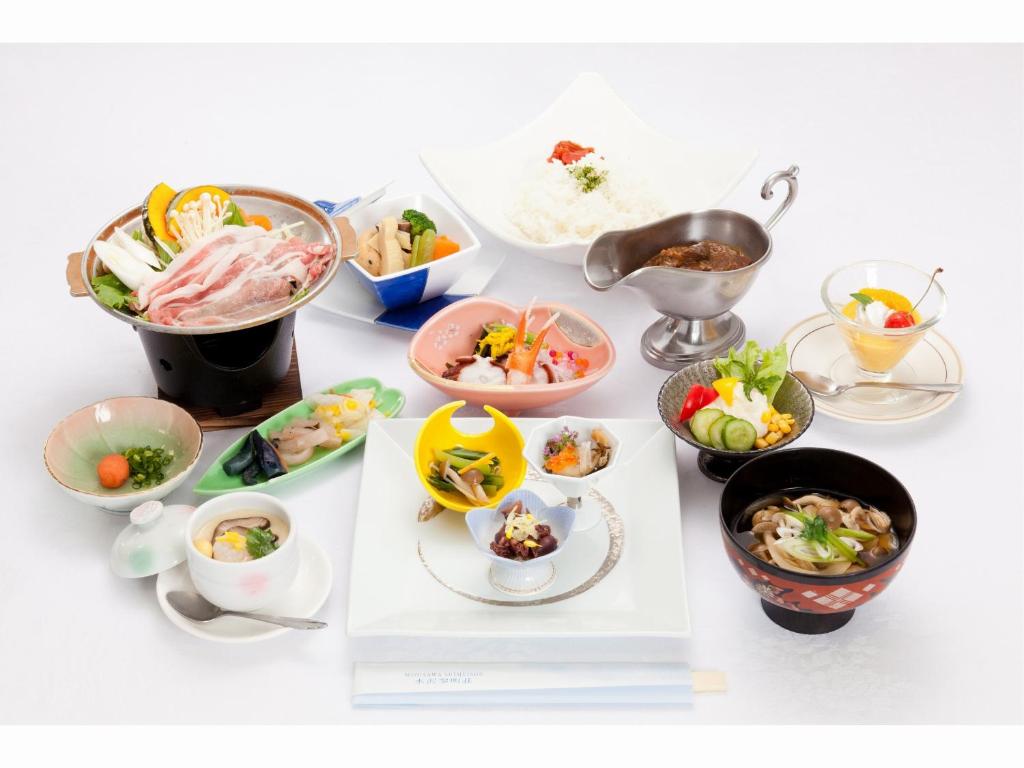 um grupo de tigelas de comida numa mesa em Suimeiso em Oshu