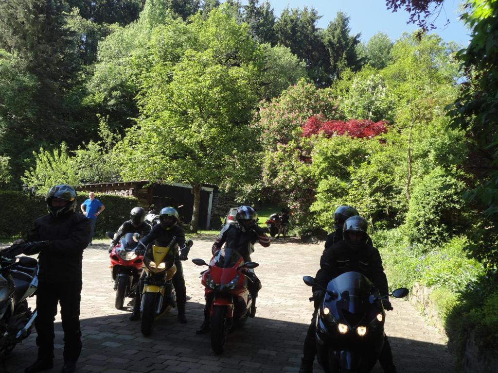 un grupo de personas montando motocicletas en un camino de tierra en Haus Volkesbach, en Liesen