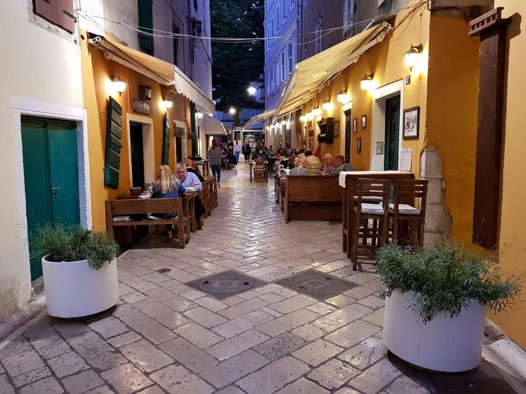 Restauracja lub miejsce do jedzenia w obiekcie Kristina Apartments