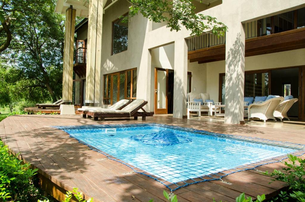 哈玆維尤的住宿－Villa Rostrata-on-Lake，房屋前的游泳池