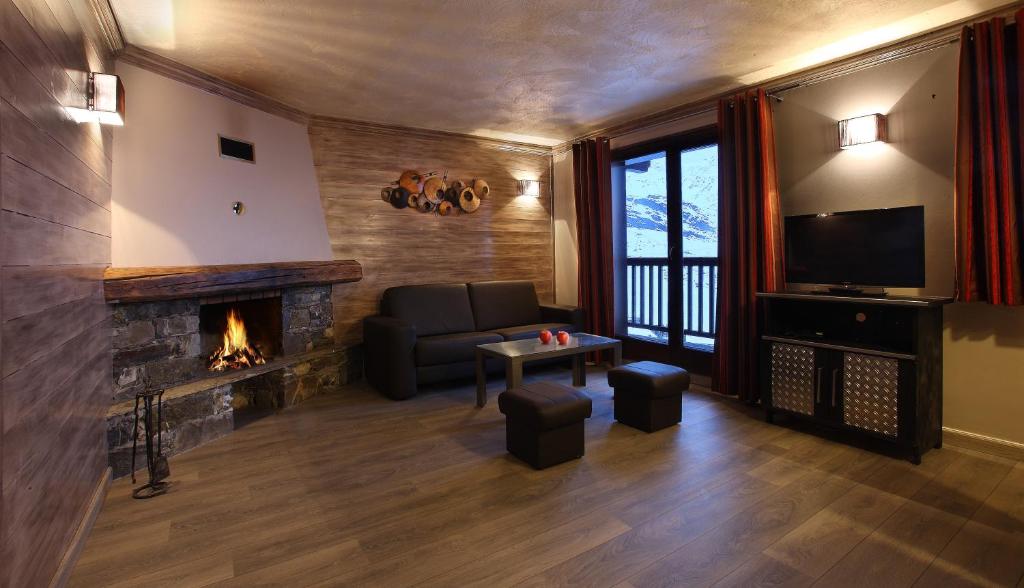 TV a/nebo společenská místnost v ubytování Chalet des Neiges Hermine
