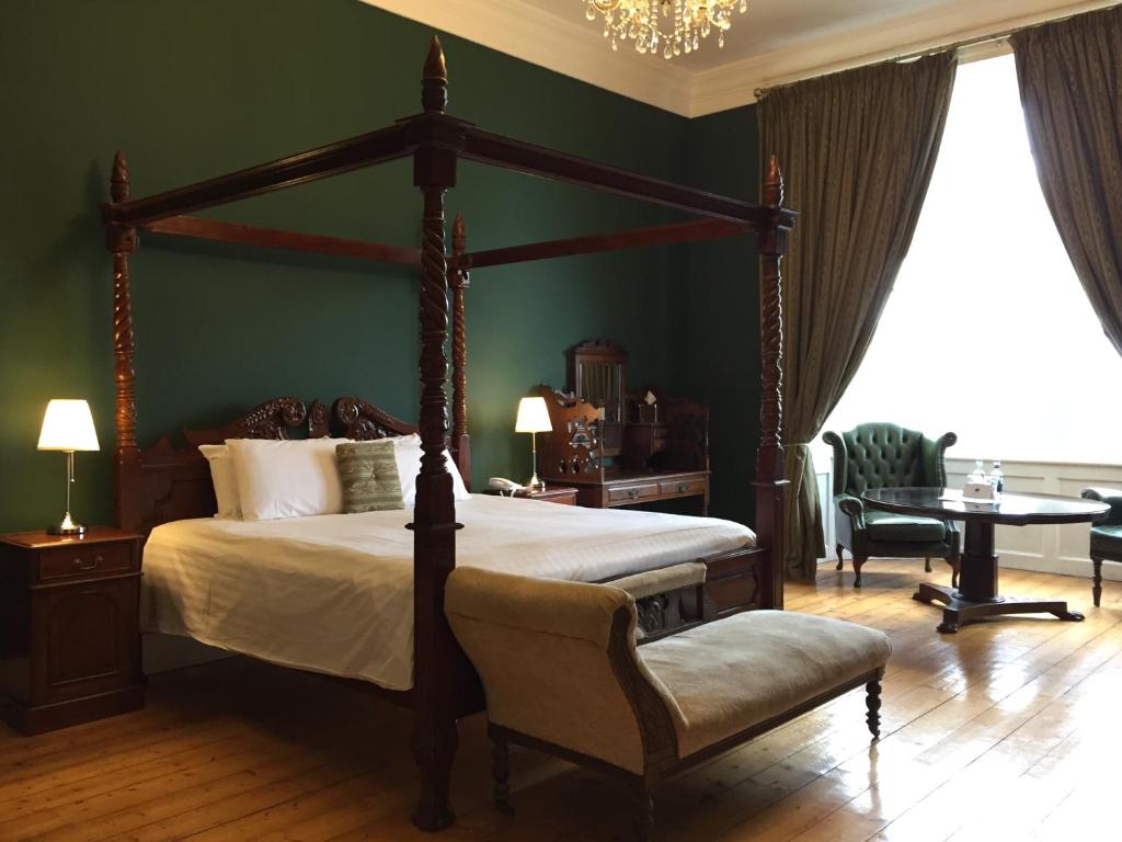 Postel nebo postele na pokoji v ubytování Kinnitty Castle Hotel