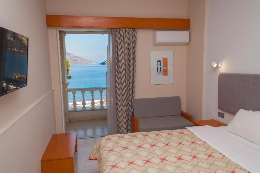 Postel nebo postele na pokoji v ubytování Antikyra Beach Hotel