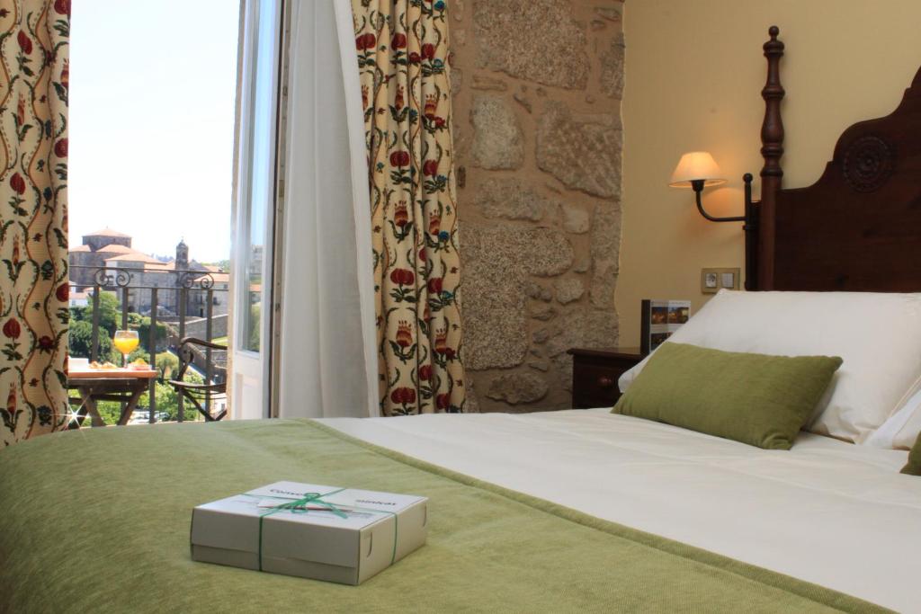 Postel nebo postele na pokoji v ubytování Hotel Virxe da Cerca by Pousadas de Compostela
