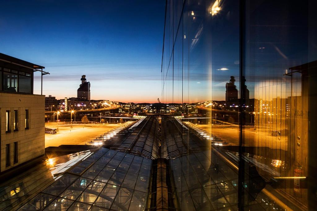 vista di notte su una città da un edificio di First Hotel G a Göteborg