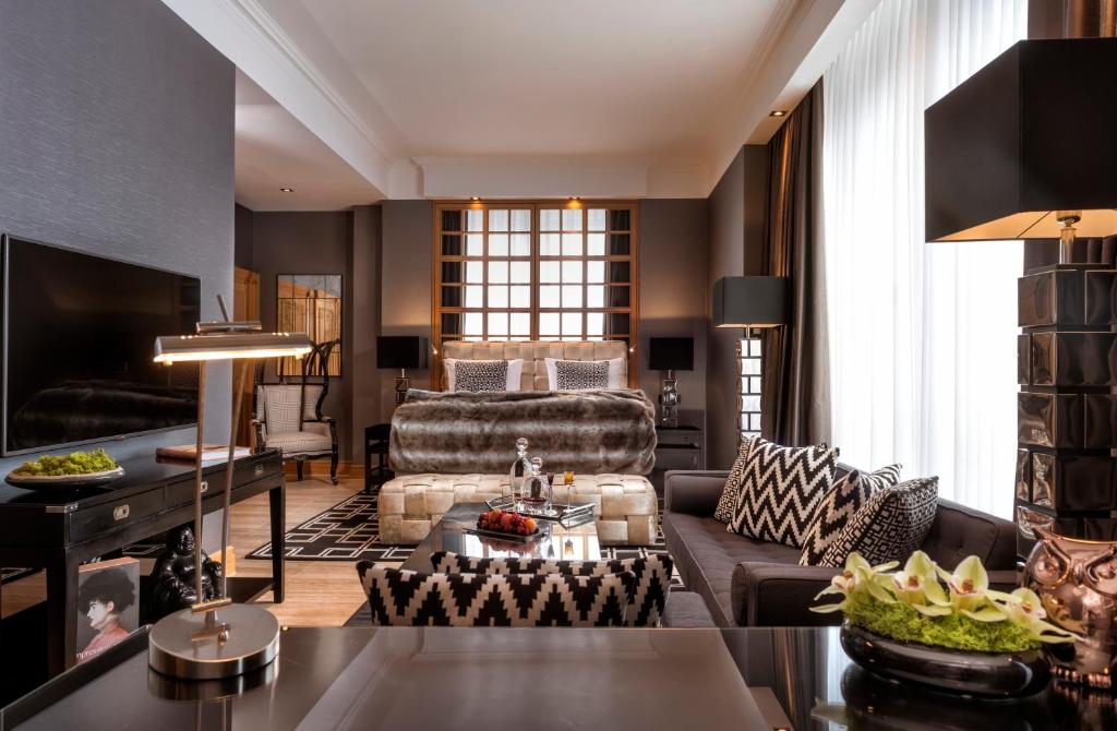 
Senior Suite with free Club Lounge Access
