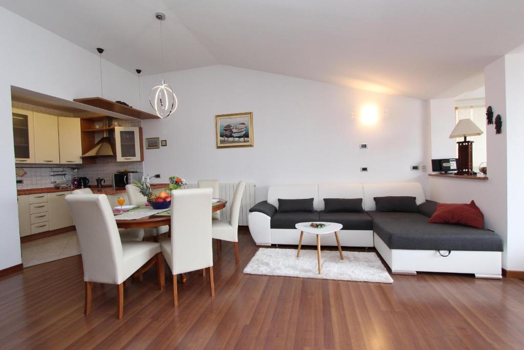 Il comprend un salon et une cuisine avec un canapé et une table. dans l'établissement Apartments Tanja, à Rovinj