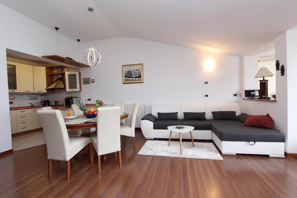 salon i kuchnia z kanapą i stołem w obiekcie Apartments Tanja w Rovinj