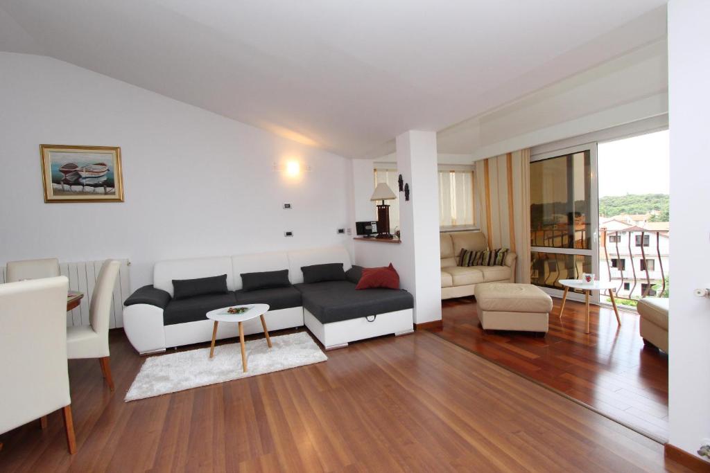 Apartments Tanja - Three-Bedroom Apartment With Balcony