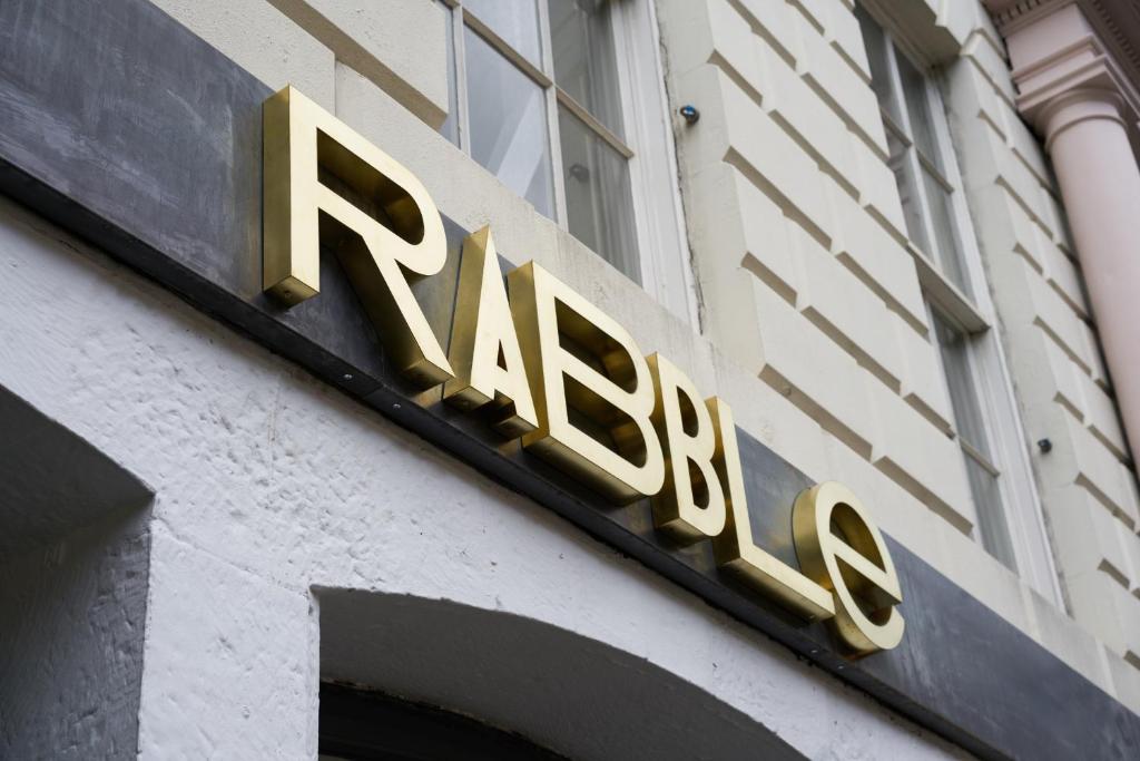 Certifikát, hodnocení, plakát nebo jiný dokument vystavený v ubytování Rabble