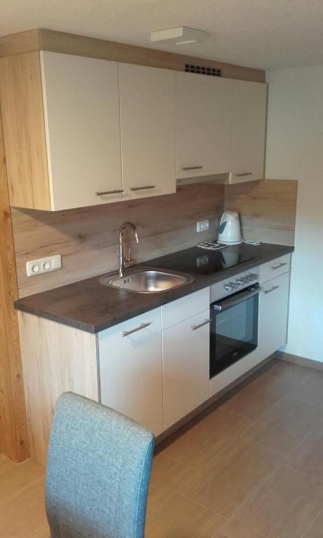 A kitchen or kitchenette at Gästehaus Obererlacher