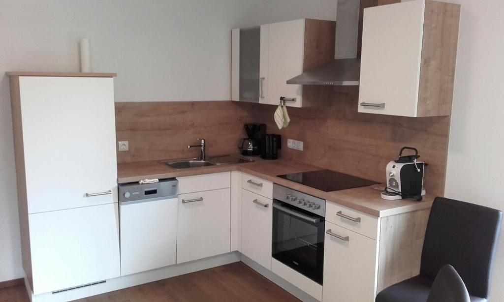 A kitchen or kitchenette at Gästehaus Obererlacher