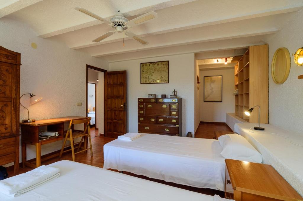 Posteľ alebo postele v izbe v ubytovaní Costabravaforrent Palas Atenea
