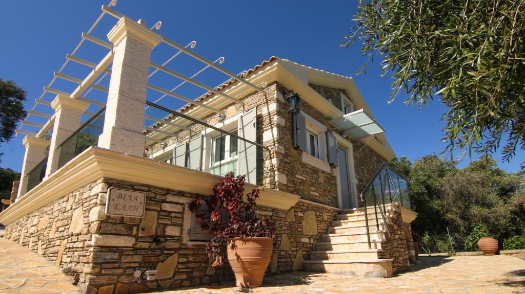 dom z napisem przed nim w obiekcie Villa Ellie w mieście Agios Stefanos