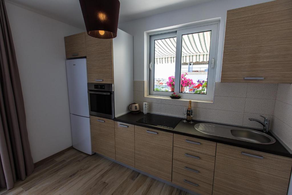 Kuchyň nebo kuchyňský kout v ubytování Apartments Sarić