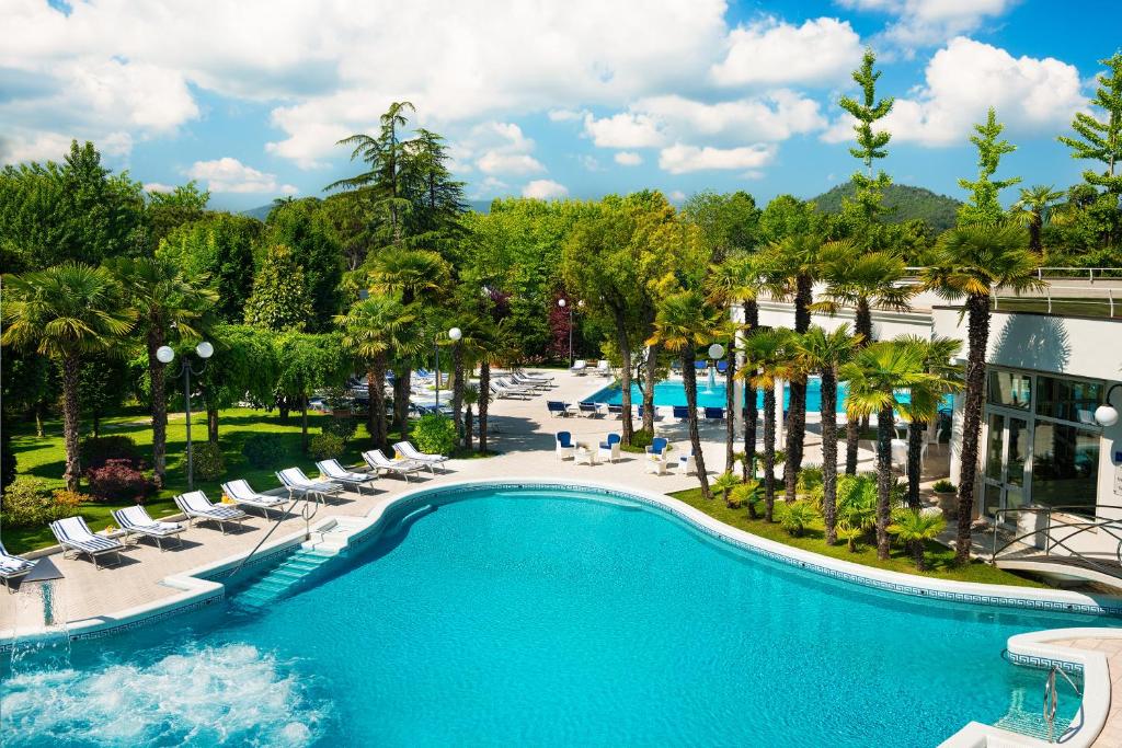 an image of a pool at a resort at Hotel La Residence & Idrokinesis in Abano Terme