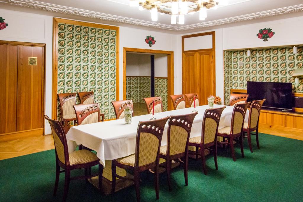 TV a/nebo společenská místnost v ubytování Hotel U Beránka Náchod