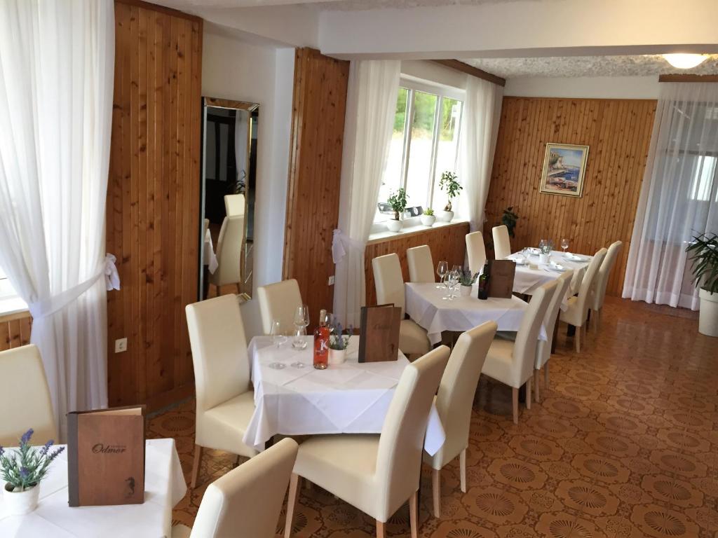 Posedenie v ubytovaní Rooms & Pansion Odmor