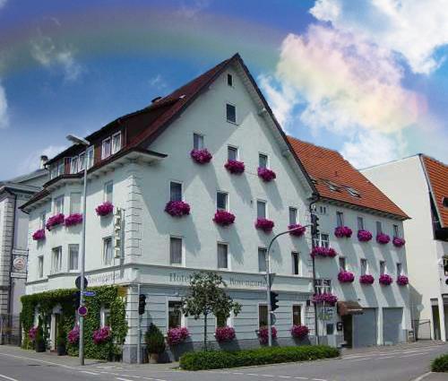 un gran edificio blanco con cajas de flores. en Hotel Rosengarten Tuttlingen, en Tuttlingen