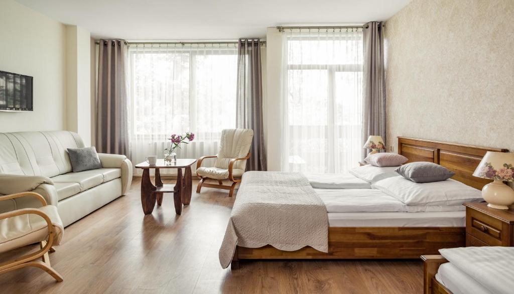 - un salon avec un lit et un canapé dans l'établissement Jawor, à Zakopane