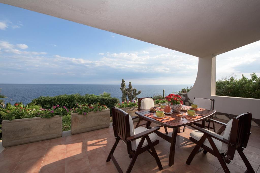 シラクーサにあるVilla Plemmirioの海を望むパティオ(テーブル、椅子付)